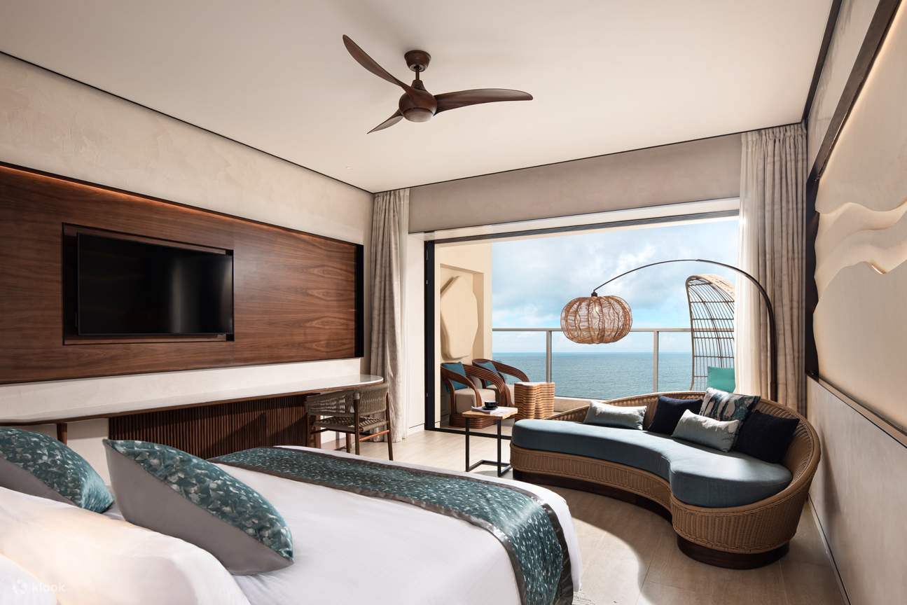 Huizhou Shuangyue Bay Sunrise Silver Sand Salt Crystal Hotel 180° front sea view apartment type front sea view room super large balcony overlooking the sea